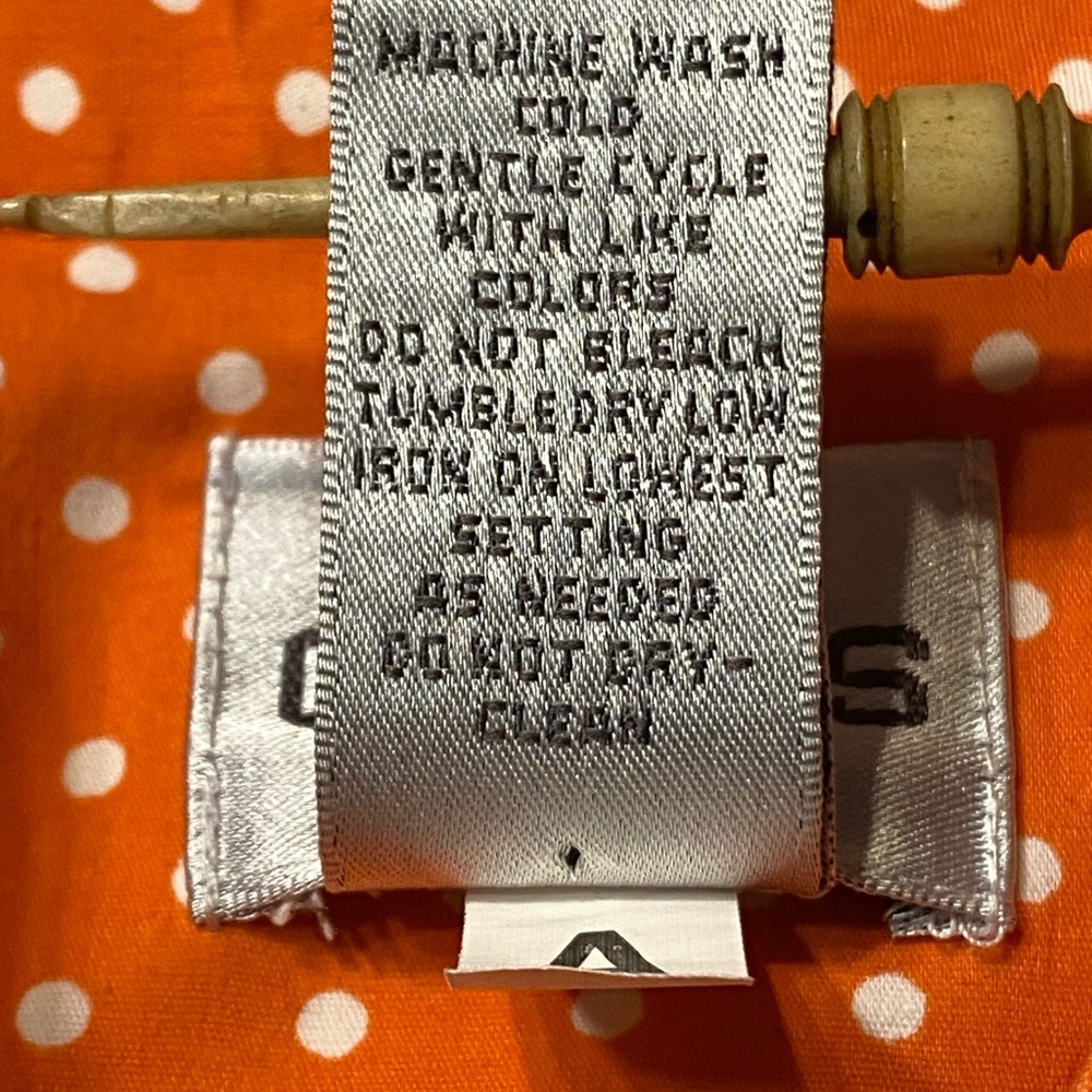 Chico's Orange Polka Dot women’s fitted button-down blouse.  Size‎ 0.  (4-6) - Picture 7 of 11